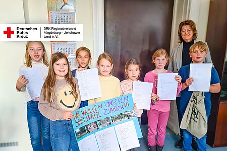 Kinder nehmen ihre Kinderrechte wahr – DRK-Hort „Ludwig Uhland“ Genthin Kinder des DRK-Hortes „Ludwig Uhland“ mit Unterschriftenlisten und Plakat im Rathaus Genthin.