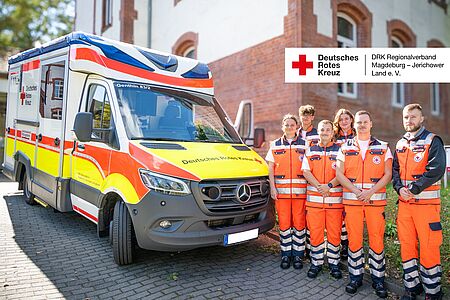 Ausbildungsstart Notfallsanitäter 2025 – Gruppenfoto mit RTW Gruppenfoto der neuen Notfallsanitäter-Azubis vor der Rettungswache Burg mit dem RTW Genthin 83/1, daneben das DRK-Logo.