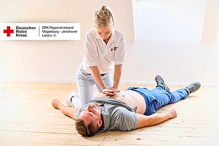 Tag der Wiederbelebung 2025 – Lebensretter braucht das Land DRK-Ausbilderin übt Wiederbelebung an einem Teilnehmer während eines Erste-Hilfe-Kurses.