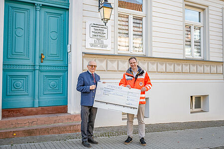 Pressefoto zur 1.000 Euro-Spende für Kinder und Ehrenamt im DRK-Regionalverband Pressemitteilung des DRK Regionalverband Magdeburg – Jerichower Land e. V. zur 1.000 Euro-Spende von Ludger W. Bögemann zugunsten von Kindern und dem Ehrenamt.
