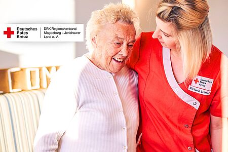 Stellenanzeige Pflegefachkraft & Pflegehilfskraft – DRK-Seniorenzentrum Möckern Titelbild zur Stellenausschreibung: Zwei Frauen, eine als DRK-Pflegekraft und eine Seniorin, lachen und gehen Arm in Arm im Seniorenzentrum Möckern.